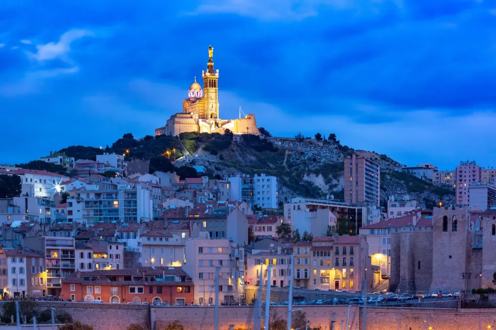 Taxi de nuit à Marseille : le guide sécurité 2025 pour rentrer serein